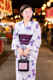 りのか　癒しを与えてくれるキュートなメガネっ娘